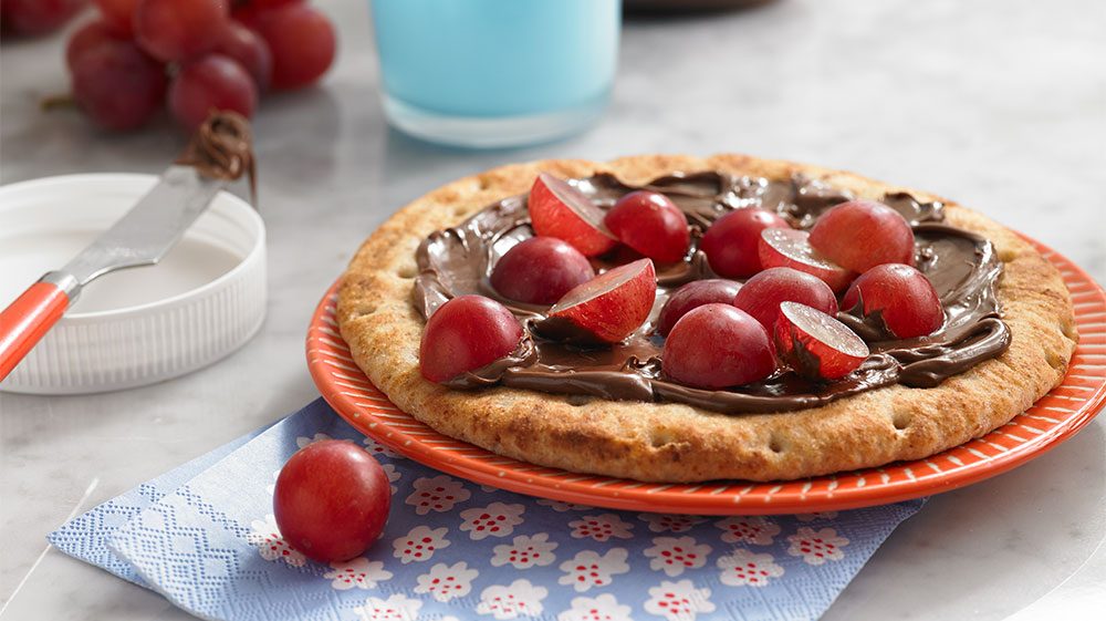 chocolate-pizza-with-grapes