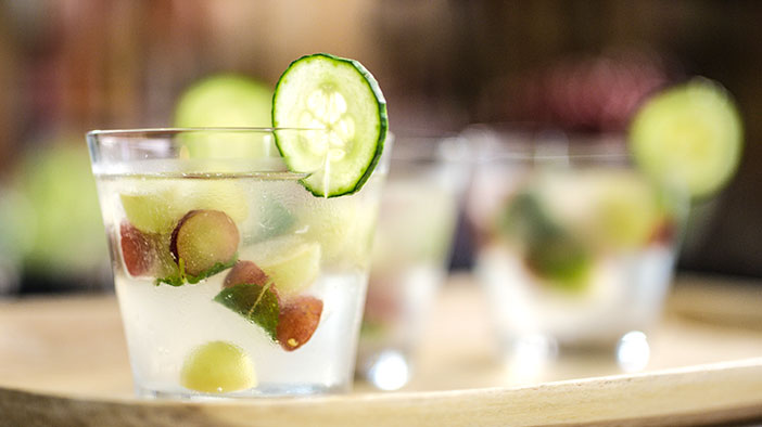 gin-grape-and-cucumber-cocktail-with-grape-and-mint-ice-cubes