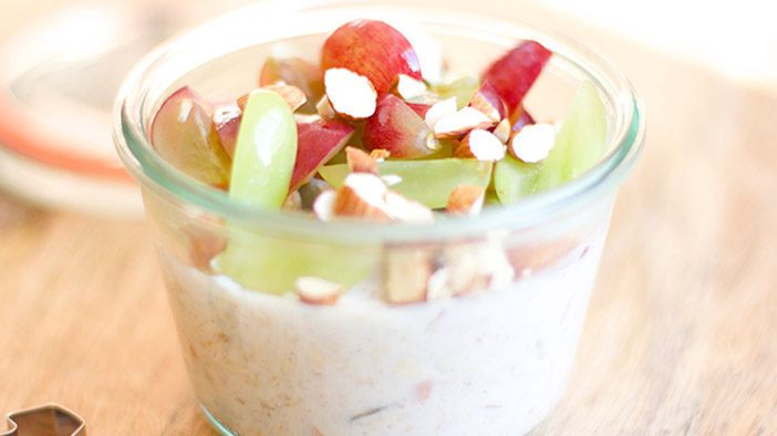 overnight-oats-in-a-jar-with-grapes-and-almonds