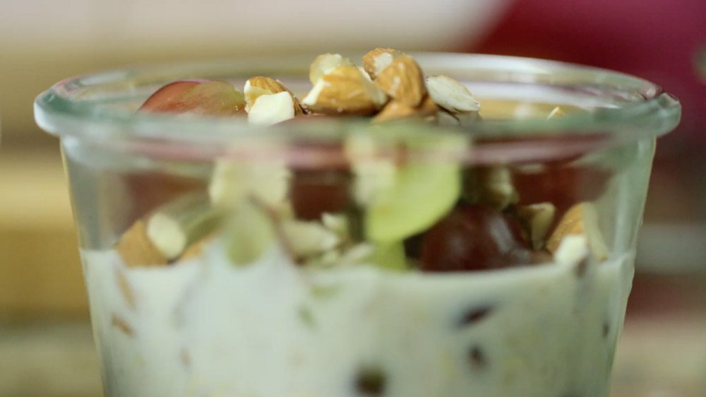 Overnight Oats in a Jar with Grapes and Almonds Grapes from California