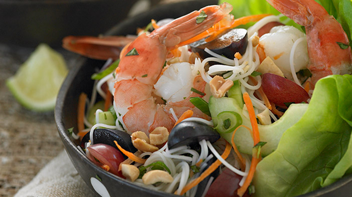 southeast-asian-salad-with-grapes-and-prawns