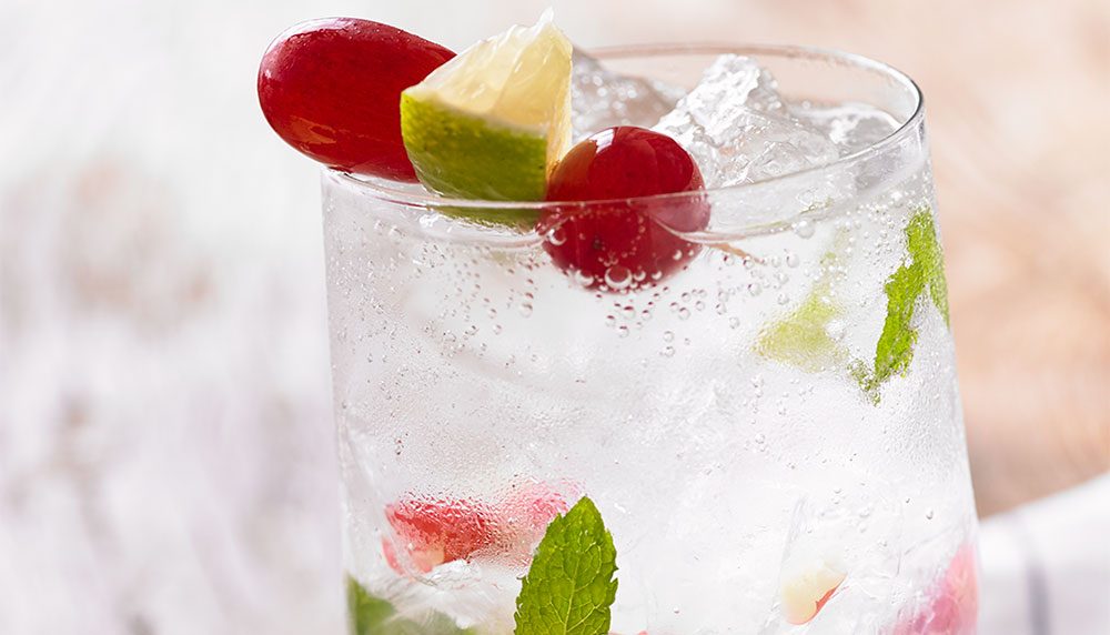 Sparkling Mojito with red grapes and lime